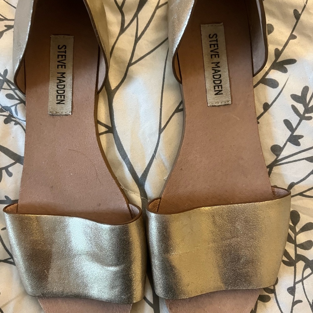 Used open toe gold flats.  Only wore them once.